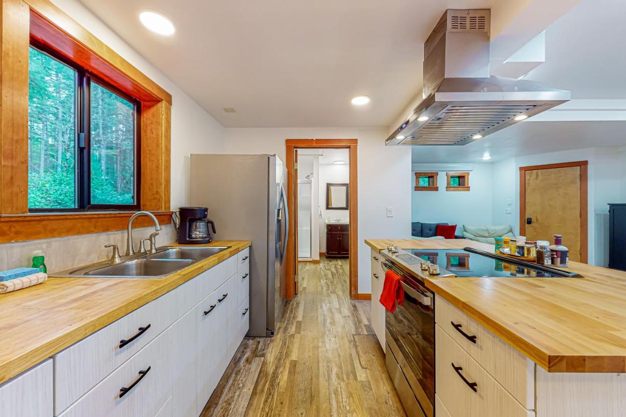 The Hideaway Villa Langley Exterior photo